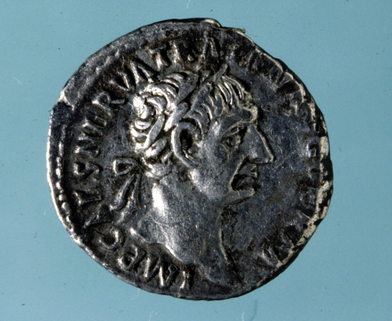 Silvermynt med bilden av den romerske kejsaren Nerva (26 - 98). av Roman