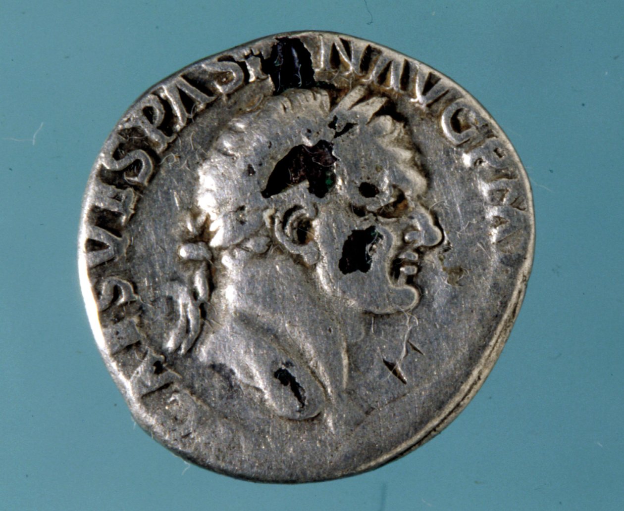 Silvermynt med en bild av den romerske kejsaren Vespasianus (9 - 79). av Roman