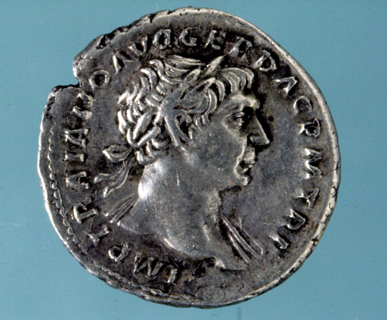 Silvermynt med en bild av den romanske kejsaren Trajanus (53 - 117). Samling av medagliere i Milano. av Roman