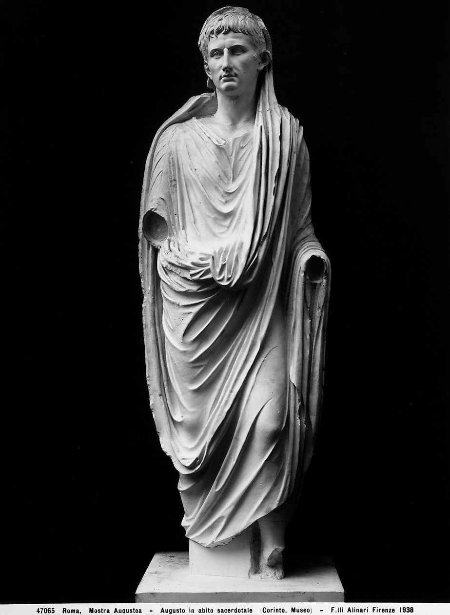 Staty av kejsar Augustus i prästerliga kläder (marmor) av Roman