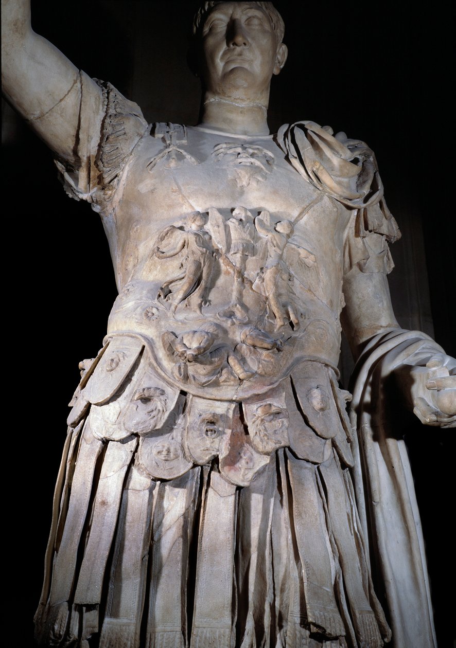 Staty av den romerske kejsaren Trajanus (Marcus Ulpius Traianus eller Traiano) (53-117 e.Kr.) stående, slagskepp. Detalj av rustningen som representerar kejsar Domitianus (Domiziano eller Domitianus) (51-96). Omkring 108 e.Kr. Sön 2 m Paris, Louvren av Roman