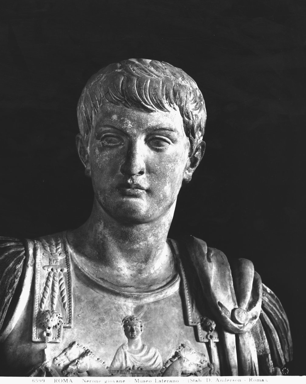 Staty av den unge Nero (37-68 e.Kr.) c.54 (marmor) (s/v foto) (detalj) av Roman