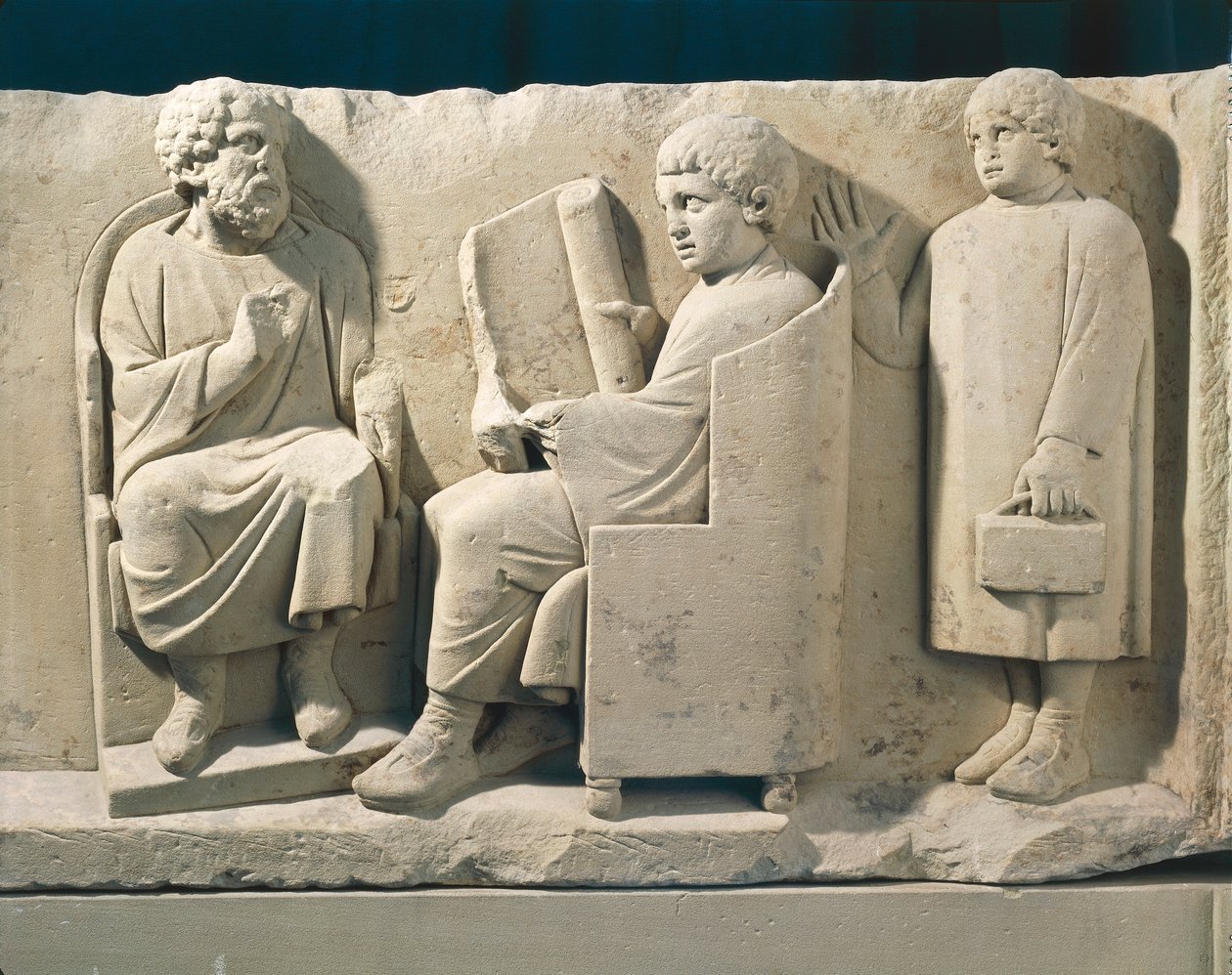 Gravmonument i sten med relief föreställande Neumagen skola med lärare och elever, ca 180 av Roman