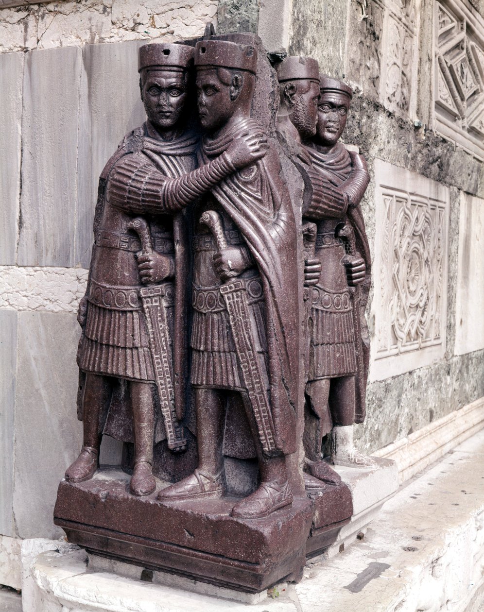 Tetrarker. Skulpturer i röd porphyda från 300-talet. Venedig, Markusplatsen. av Roman