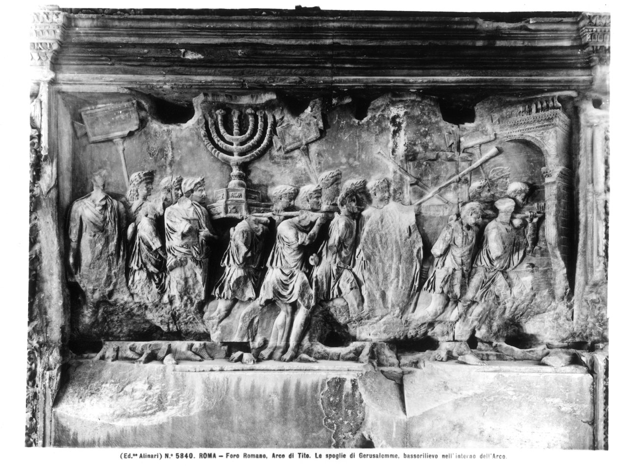 Titusbågen, detalj av tempelskatterna som bärs efter plundringen av Jerusalem år 70 e.Kr., 81 e.Kr. (sten) (s/v foto) av Roman