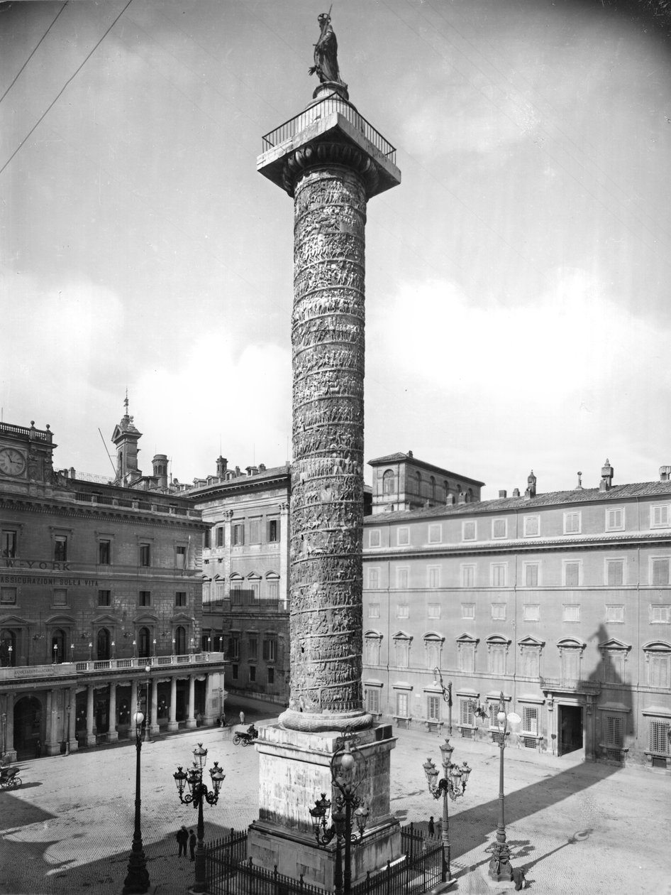 The Column of Marcus Aurelius, AD 180-196 (marmor) (s/v foto) av Roman