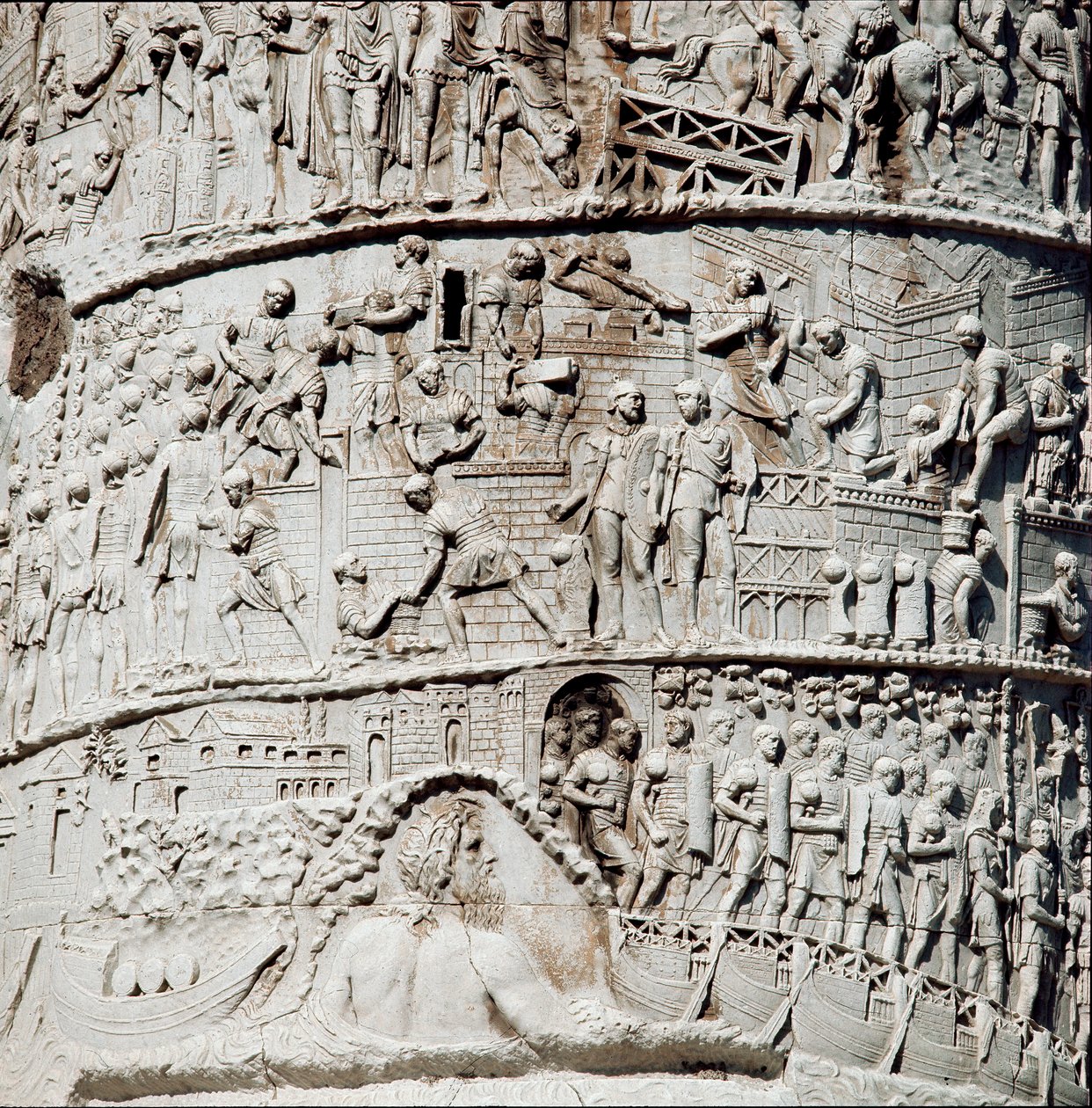 De romerska legionerna seglar i Ancona under skydd av Neptunus, längst upp byggandet av befästningar Detalj av kolonnen av Trajanus (kolonn Trajanus) (Colonna Traiana) i Rom byggd under kejsar Trajanus regeringstid (53-117). Trajane-kolumnen komm av Roman