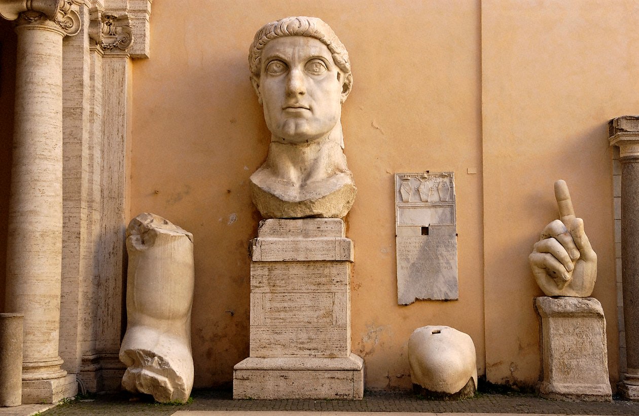 Gården till Konservativas palats (Palazzo dei conservatori) vid Musei Capitolini (Capitolium): fragment av den kolossala statyn av Konstantin från 313-324 e.Kr. (marmor) av Roman
