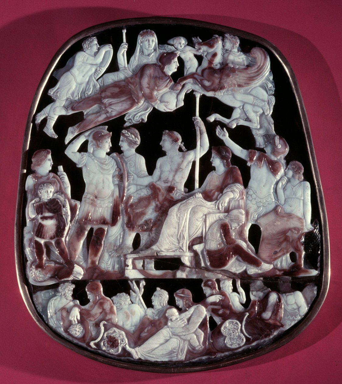 Den stora kaméen av det heliga kapellet eller kaméen av Augustus apoteos: 24 figurer är representerade, inklusive den romerske kejsaren Augustus (i mitten), Caesar Germanicus, Tibere, Nero, Caligula och Livie (Livia Drusilla Augusta, 58 f.Kr.). Överst av Roman