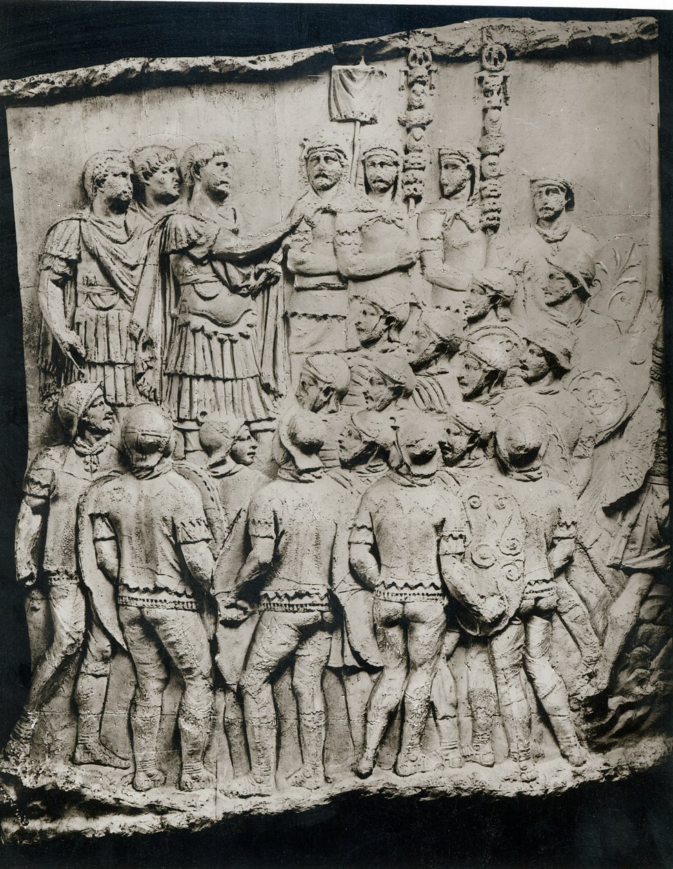 Trajanus (98-117) Tilltalar armén, en avgjutning hämtad från Trajans kolumn, AD 113 (gips) av Roman