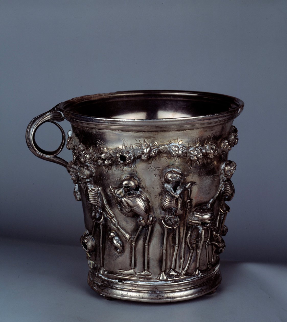 Tresor de Boscoreale: timbale med skelett. Slutet av 1:a århundradet f.Kr. - 1:a århundradet e.Kr. Paris, Louvren av Roman