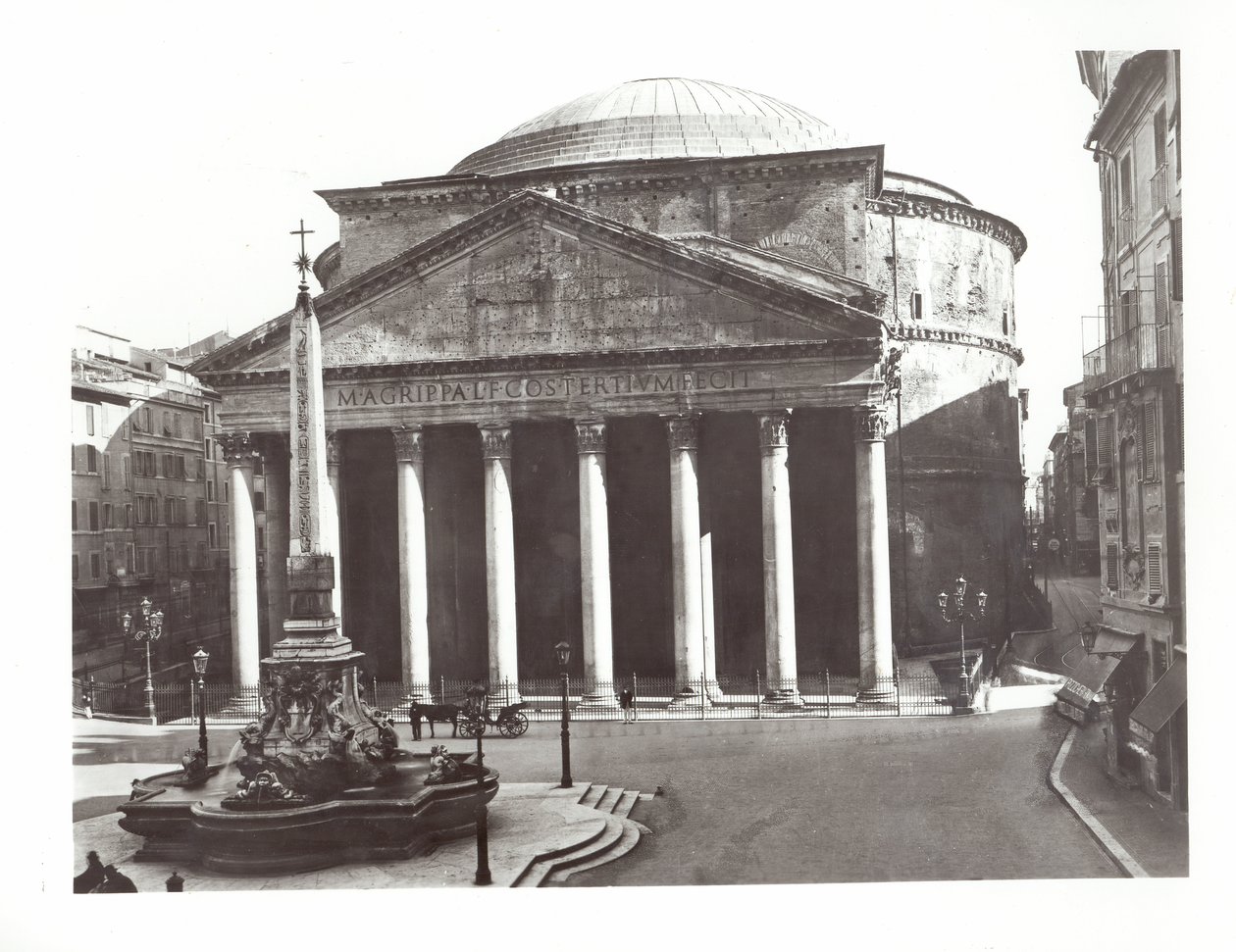 Utsikt över Pantheon och den egyptiska obelisken på Piazza della Rotunda av Roman