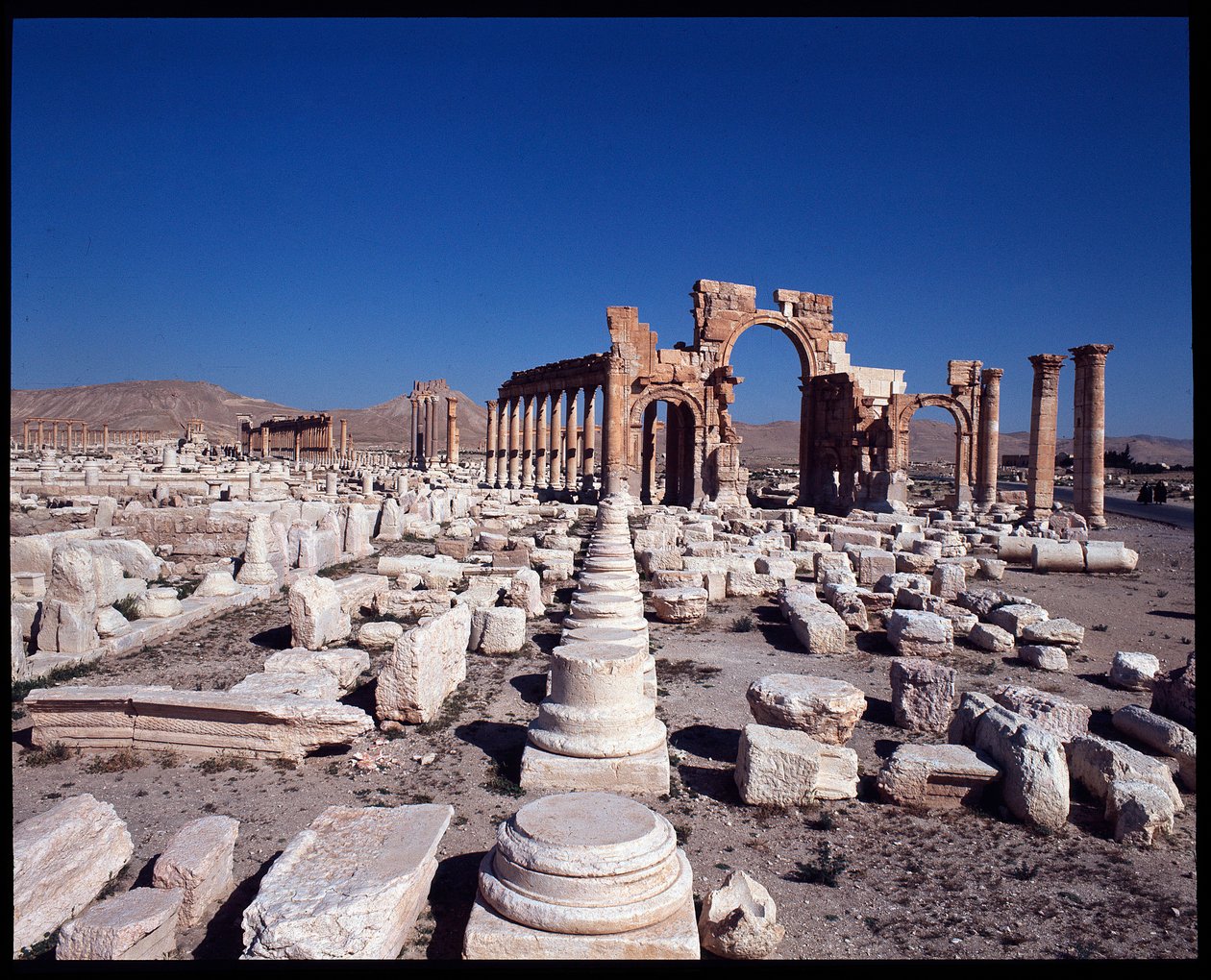 Utsikt över den stora pelargången och den monumentala bågen (tidigt 3:e århundradet e.Kr.) Fotografi av Roman