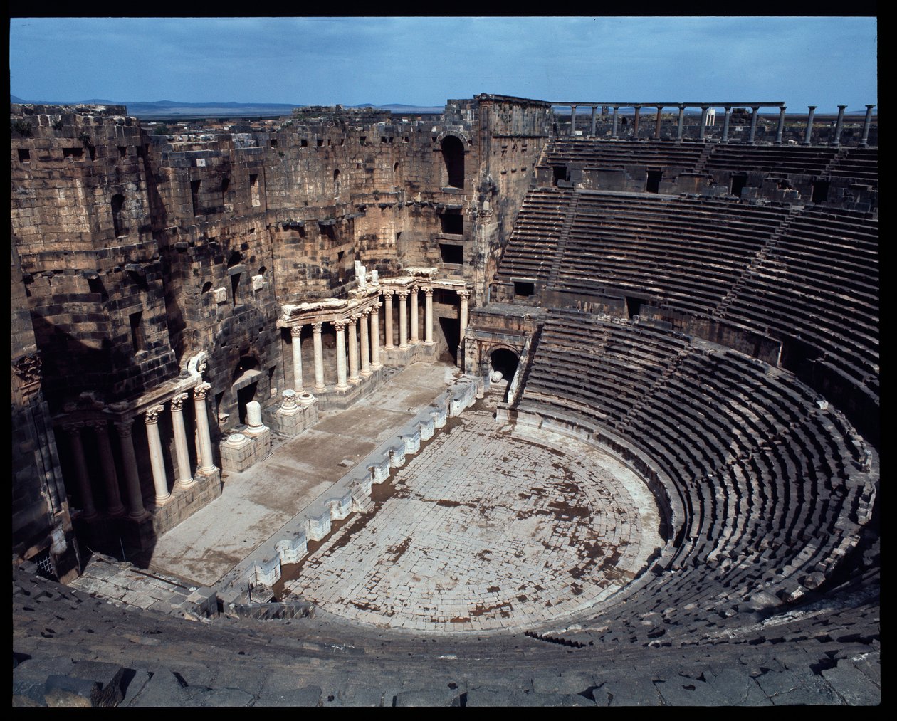 Utsikt över teatern (Fotografi) av Roman