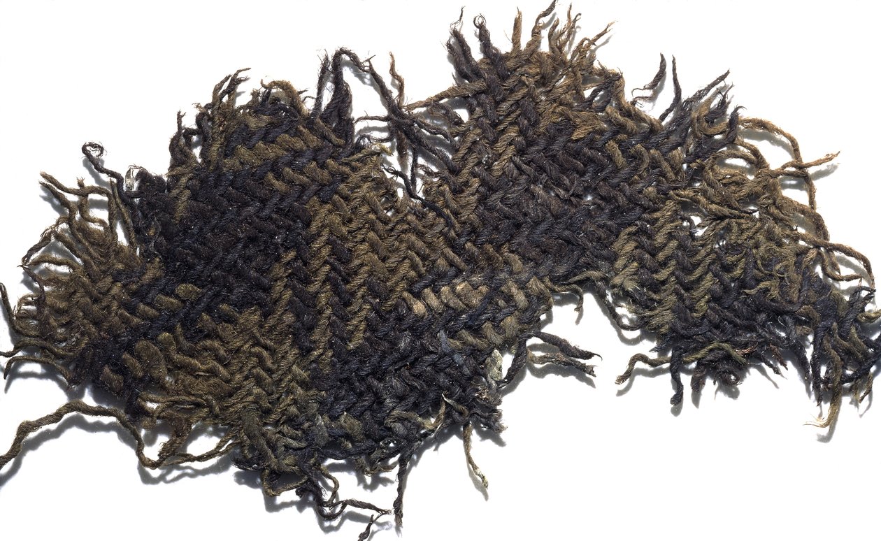 Fragment av ylletyg med en enkel rutig design, från mynningen på en kruka som innehåller en skatt av romerska mynt, från Falkirk, ca 230 e.Kr. (ull) av Roman