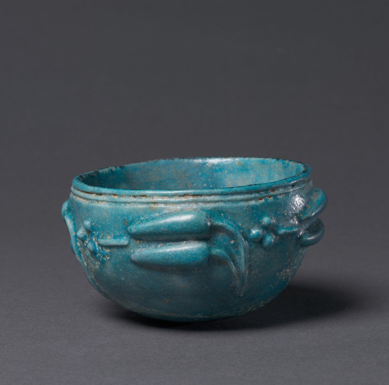 Skål med dekoration av lotusknoppar, Egypten, 1-200 av Roman Imperial Period