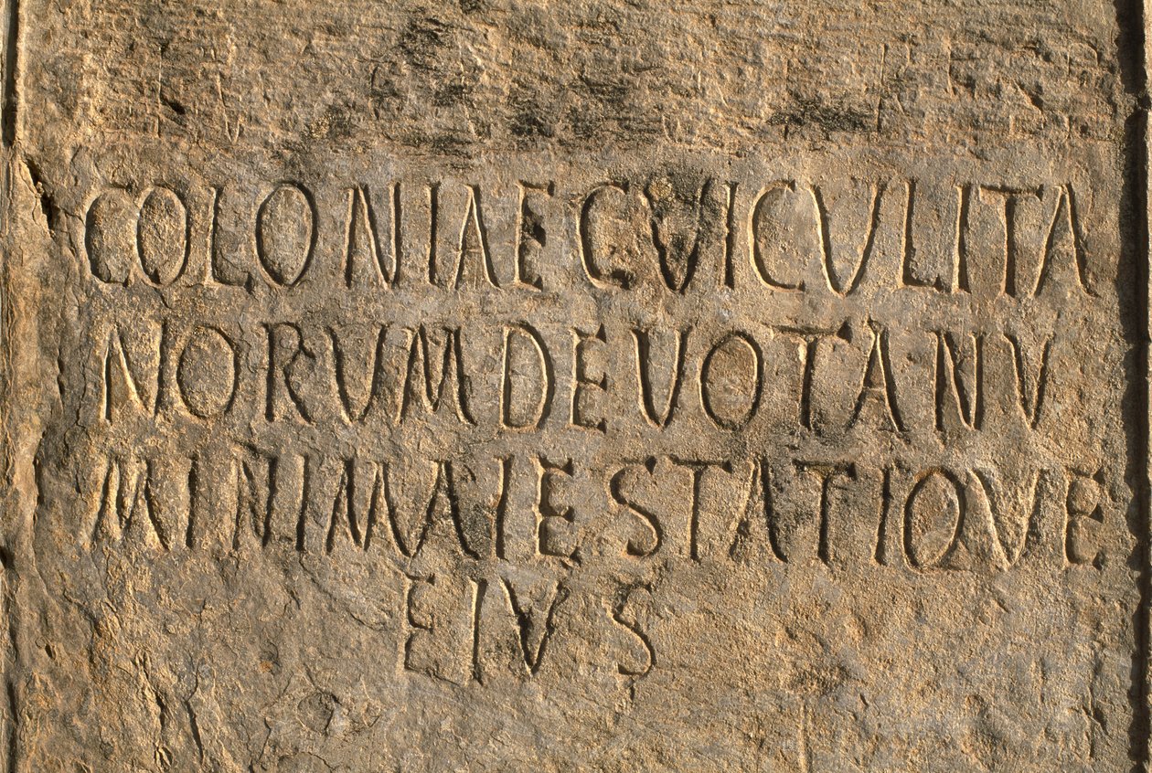 Latinsk inskription med namnet på kolonin Cuicul, Högkejsarperioden (27 f.Kr.-395 e.Kr.) av Roman Imperial Period