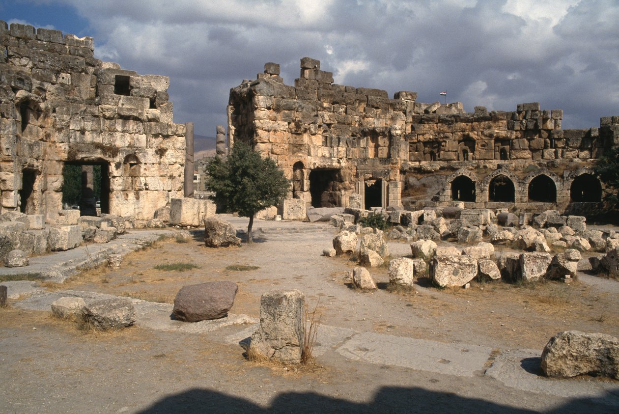 Jupiter Heliopolitanus helgedom, sexkantig gård, hög kejsartid (27 f.Kr. - 395 e.Kr.) av Roman Imperial Period
