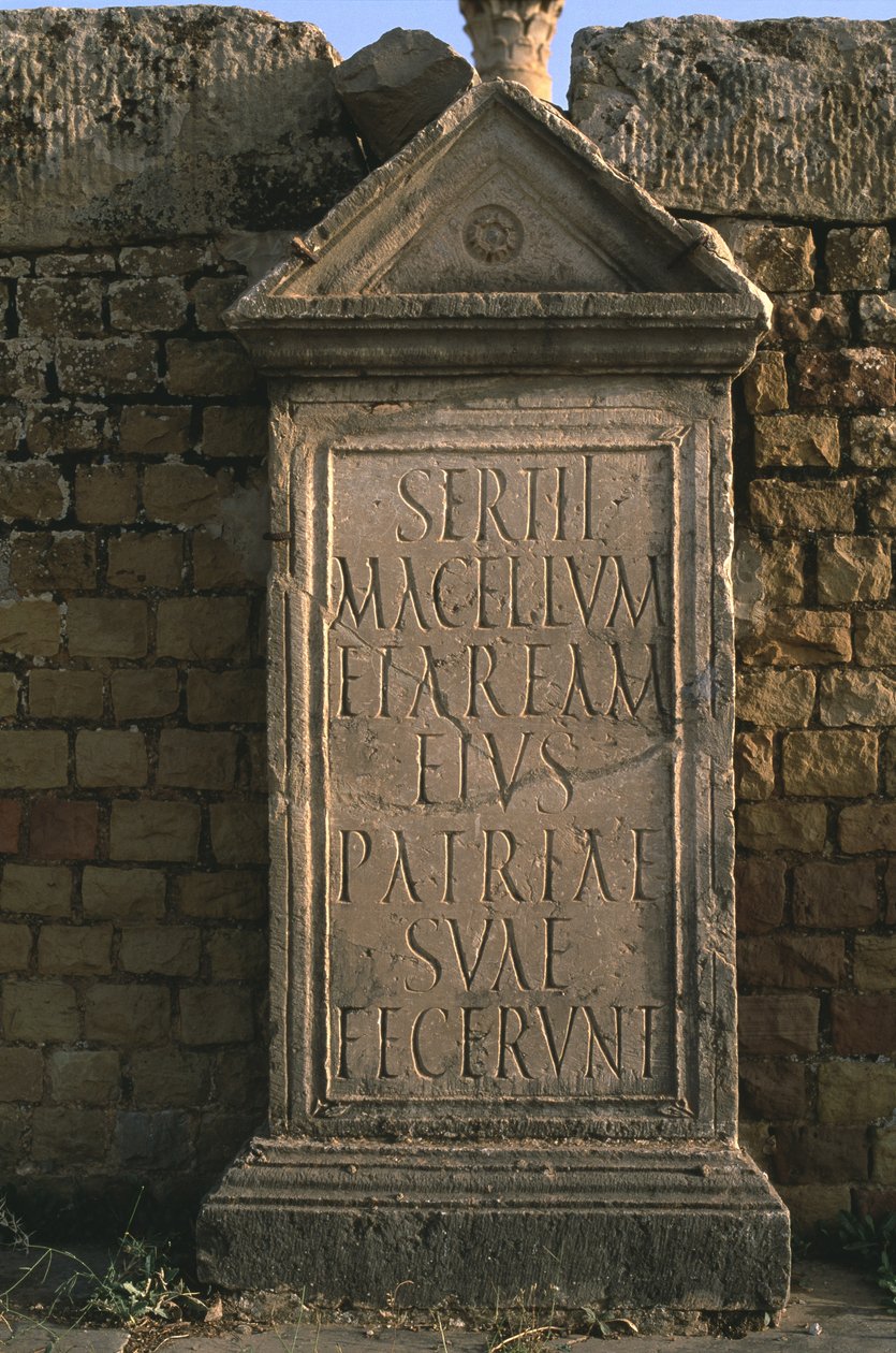 Stela med inskription på Sertius Market Hög kejsarperiod (27 f.Kr.-395 e.Kr.) av Roman Imperial Period