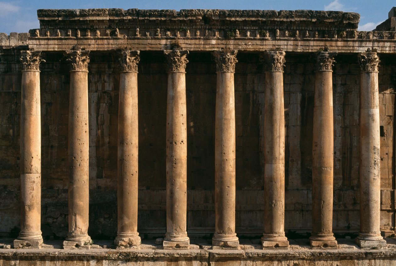 Bacchus tempel, utsikt över pelargången; Höga kejsarperioden (27 f.Kr.-395 e.Kr.) av Roman Imperial Period