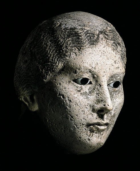 Modell av ett huvud av en kvinna, 2:a eller 3:e århundradet e.Kr. (gips) (se även 270971, 270973-974) av Roman Period Egyptian