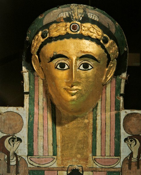 Mumiens kartonghuvud av lådor, från Deir el-Medina, Thebe, mitten av 200-talet (målat linne & förgylld stuckatur) av Roman Period Egyptian