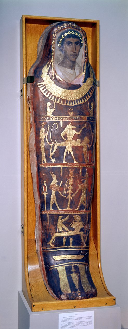 Målat och förgyllt mumiefodral av Artemidorus med enkaustiskt porträtt i hellenistisk stil, från Hawara (målad och förgylld stuckatur) (se även 46817 och 26166) av Roman Period Egyptian