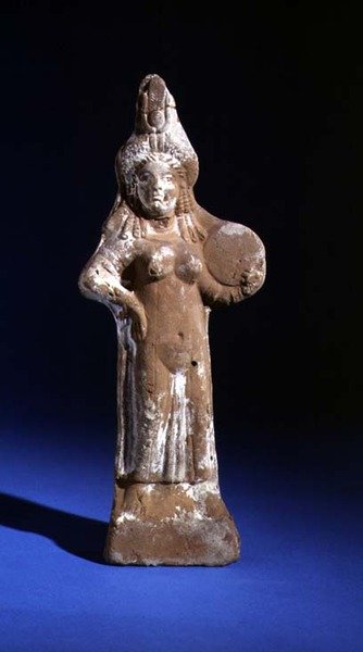 Statyett av gudinnan Isis som håller en tympanon (målad terrakotta) av Roman Period Egyptian