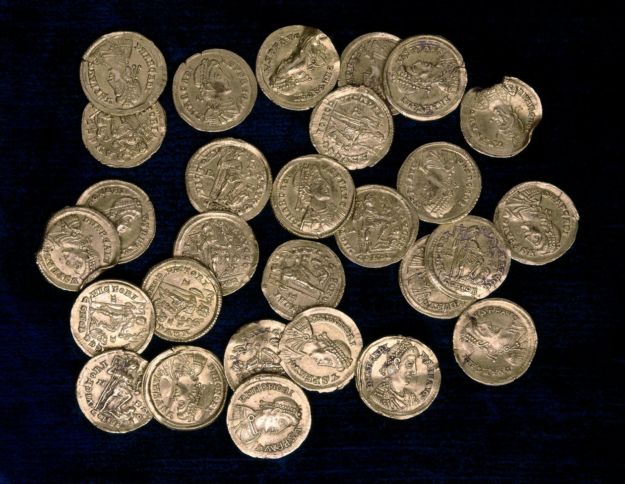 28 mynt från perioden för den västromerske kejsaren Flavius Honorius (384-423) och den östromerske kejsaren Flavius Arcadius (377/378-408), 300- och 500-talet (mynt) av Roman Roman