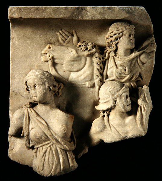Ett fragment av en skulptur i högrelief av Roman Roman