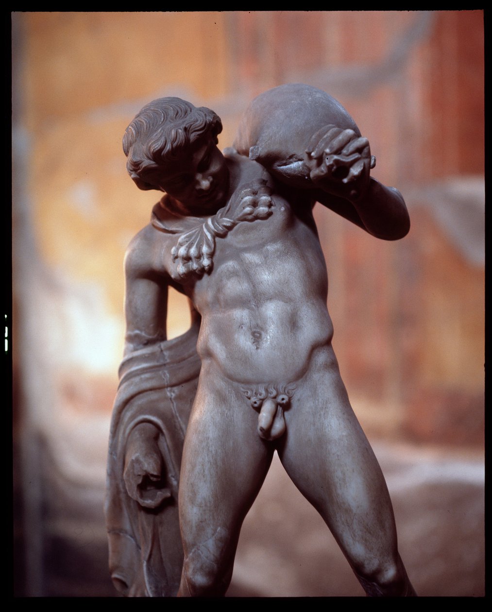 En satyr med ett vinskinn. skulptur i huset Casa dei Cervi, 500-talet f.Kr.-1:a århundradet av Roman Roman