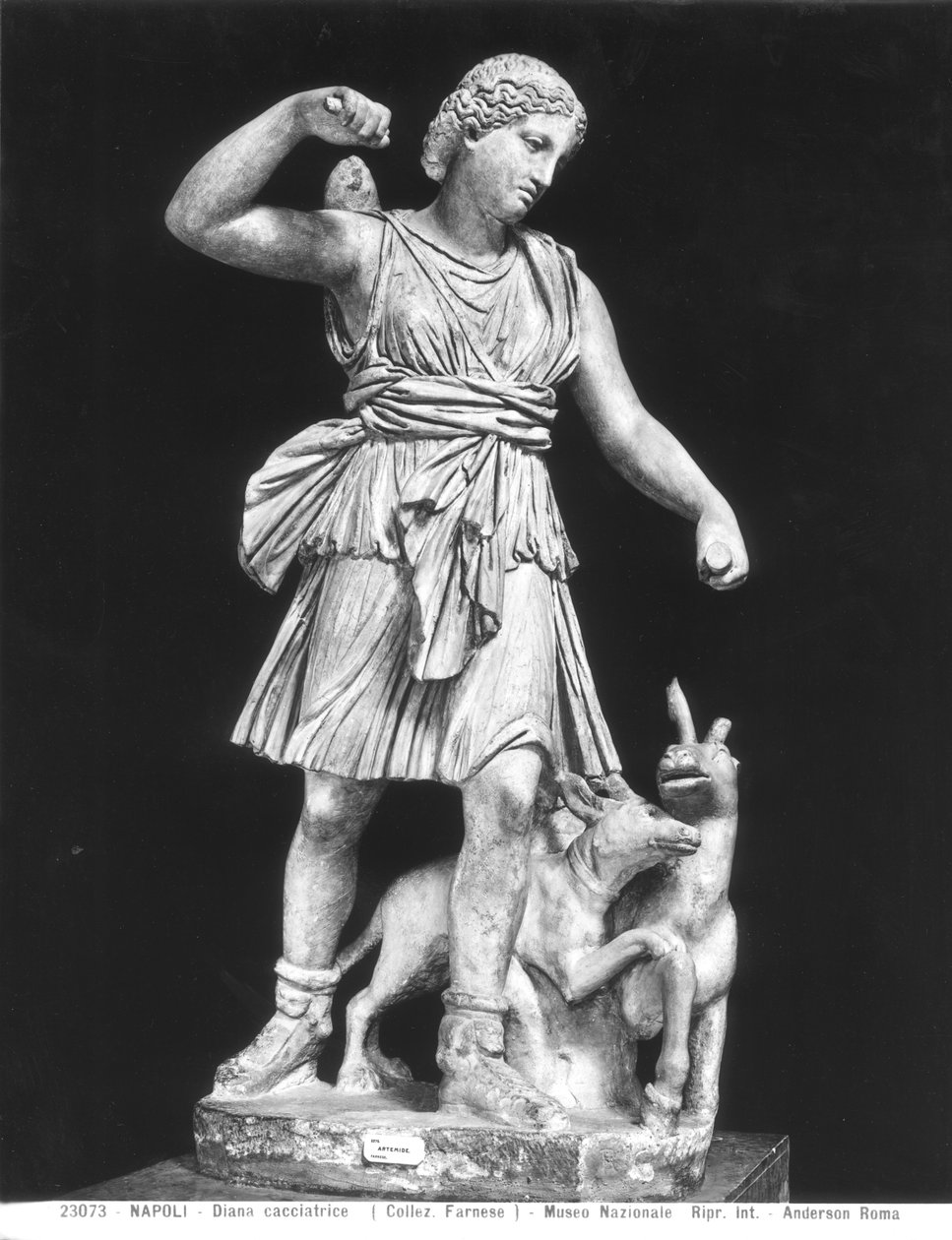 Artemis, kopia av ett original från 300-talet f.Kr. (sten) (s/v foto) av Roman Roman