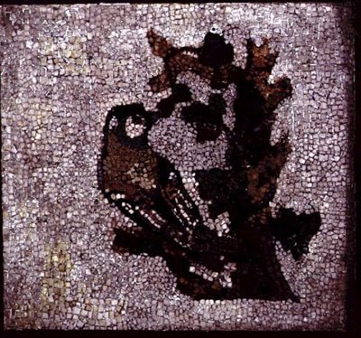 Fågel i ett träd (mosaik) av Roman Roman