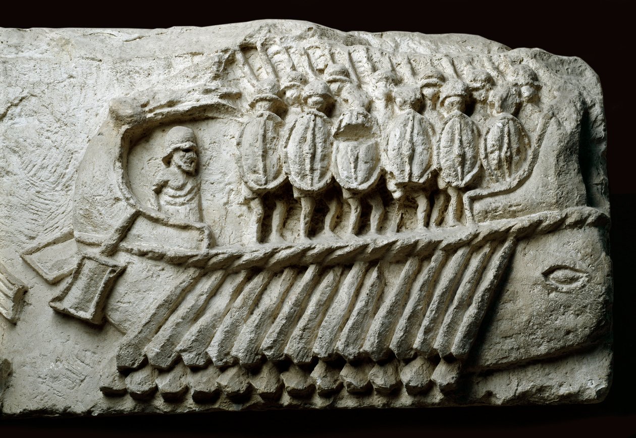 Cast av ett romerskt krigsfartyg av bireme som bär beväpnade soldater (relief på sten) av Roman Roman