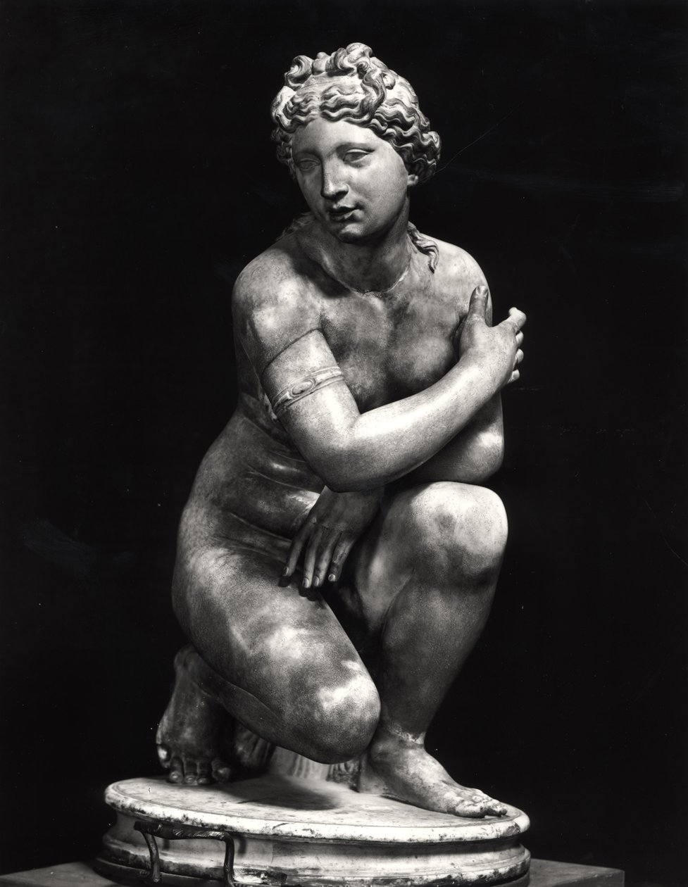 Hukande Venus, kopia av ett grekiskt original från 300-talet f.Kr. (marmor) (s/v foto) av Roman Roman