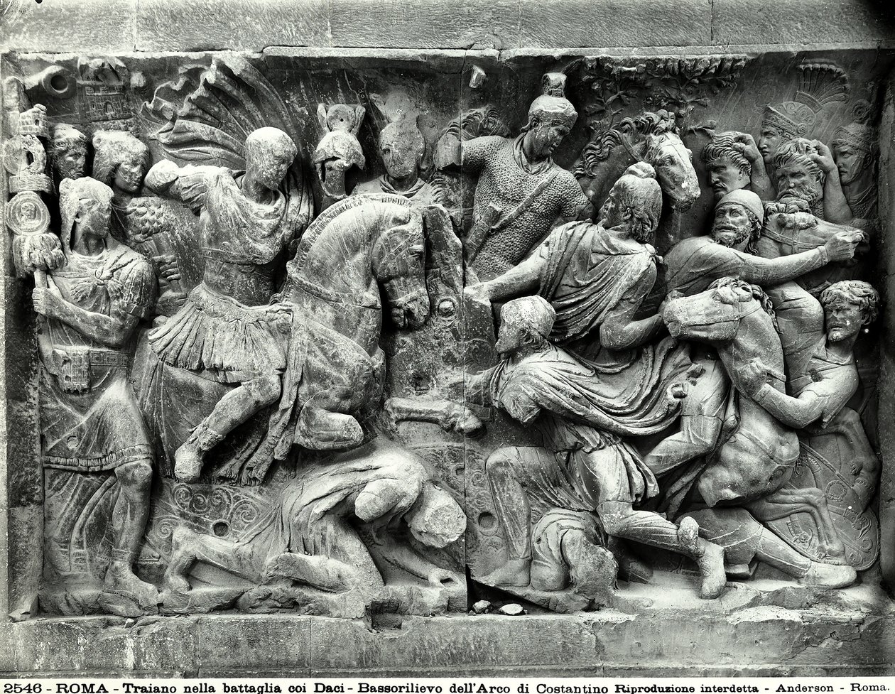 Detalj av den stora Trajan-frisen som ligger i Konstantinbågen, Forum Romanum (marmor) av Roman Roman
