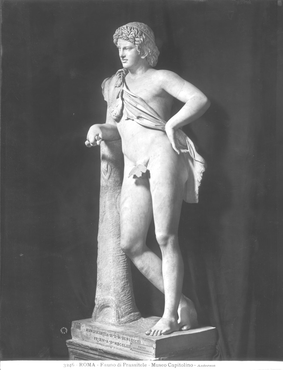 Faunus, kopia av ett original av Praxiteles (c.370-330 f.Kr.) (marmor) (s/v foto) av Roman Roman
