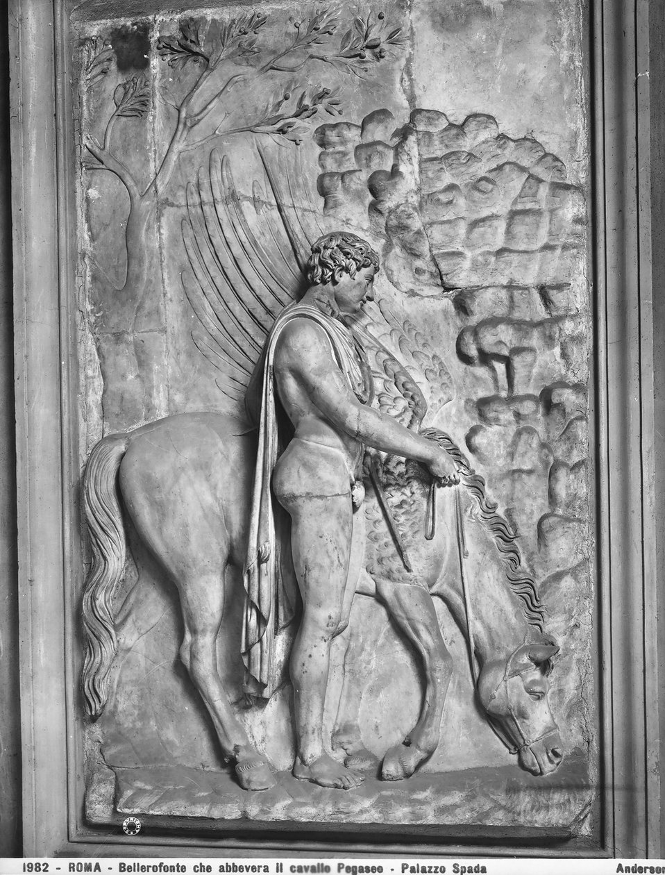 Kejserlig platta med snidad relief som visar Bellerophon som vattnar den bevingade hästen Pegasus vid en källa, Corridoio dei Bassorilievi i Palazzo Spada, Rom (marmor) av Roman Roman