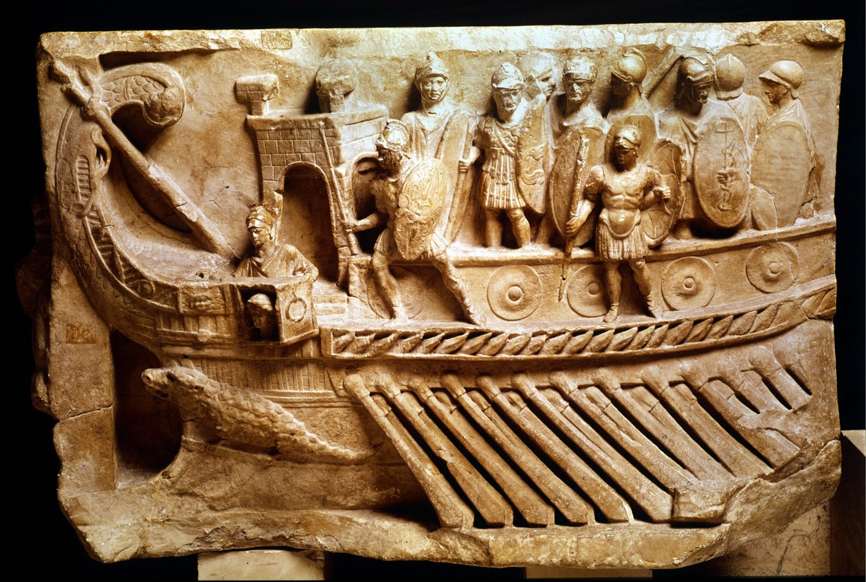 Låg romersk relief föreställande en birem. En krokodil kan ses nedanför fören. Vatikanen, Vatikanstaten, påvliga monument, museer och gallerier. av Roman Roman