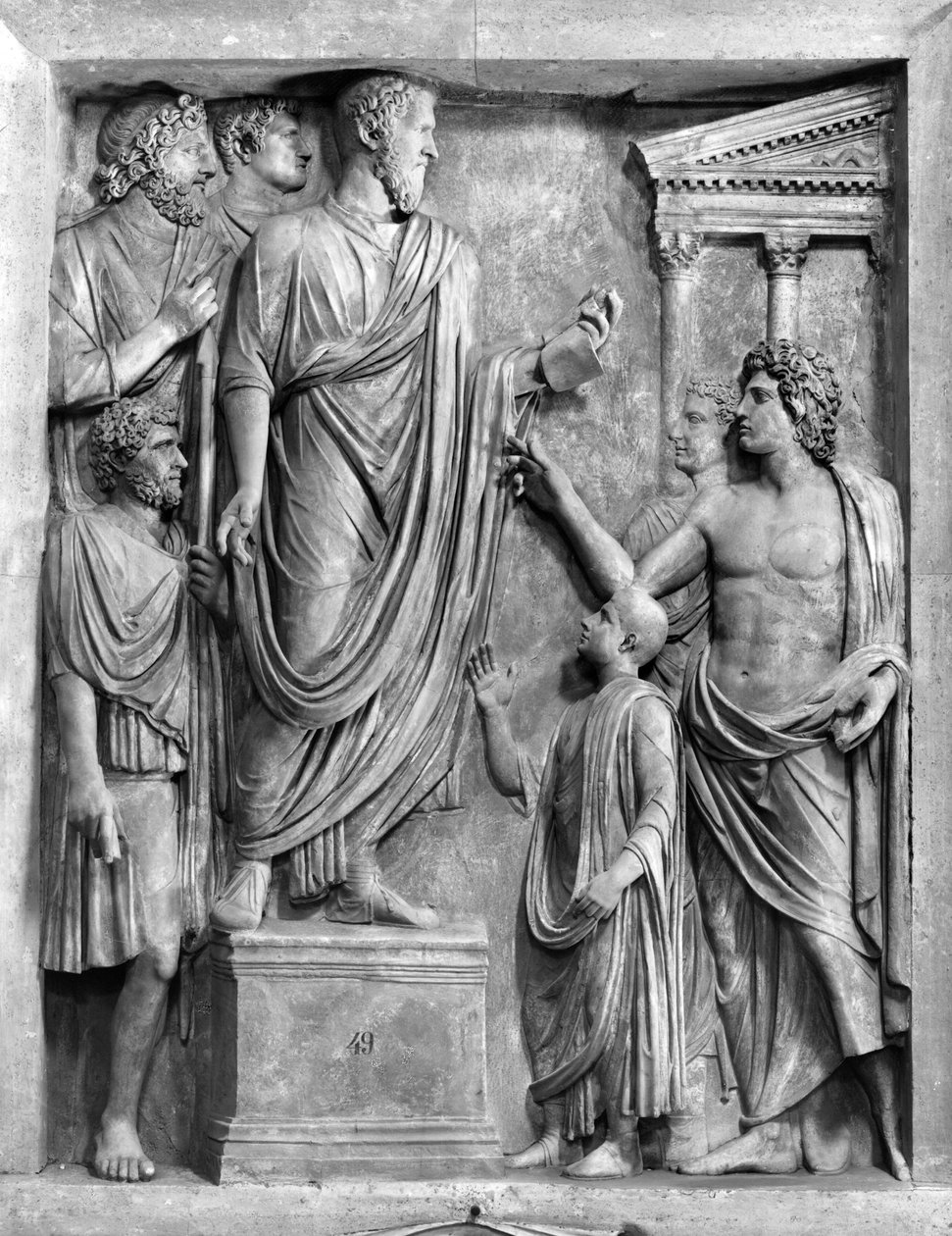 Marcus Aurelius (121-180 e.Kr.) håller ett tal på forumet, eller Hadrianus (76-138 e.Kr.) håller ett begravningstal för Sabine, förmodligen 3:e eller 400-talet e.Kr. (marmor) (s/v foto) av Roman Roman