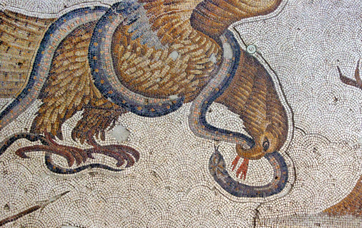 Mosaik föreställande Örnen och ormen, Arasta Bazaar, Sultan Ahmet-moskén, Istanbul. av Roman Roman