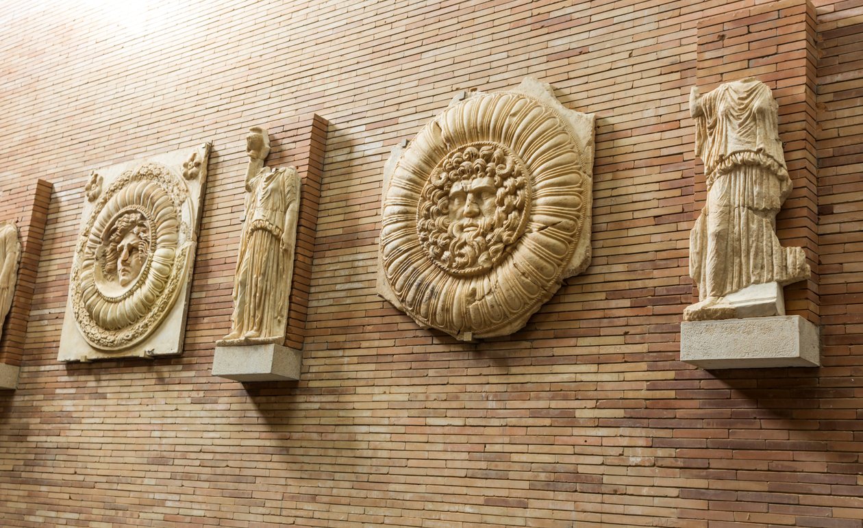 Tavlor på väggen i stora hallen av Roman Roman
