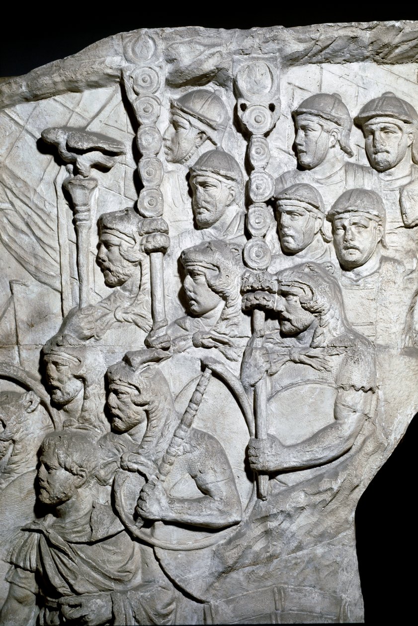 Romersk konst: "" Krigare som bär Vexillum (romerska banderoller)"" Form från 1862 som återger basrelieferna av kolonn Trajanus (Trajanus kolumn) (Colonna Traiana) i Rom byggd under kejsar Trajanus (53-117) regeringstid. Trajane-kolumnen firar minnet av v av Roman Roman
