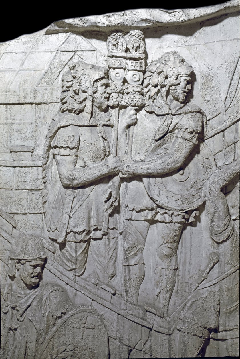 Romersk konst: "" Krigare som bär den romerska örnen (Aquiliferes)"" Form från 1862 som reproducerar basrelieferna av Trajanus kolumn (kolonn Trajanus) (Colonna Traiana) i Rom byggd under kejsar Trajanus (53-117) regeringstid. . Trajane-kolonnen firas av Roman Roman