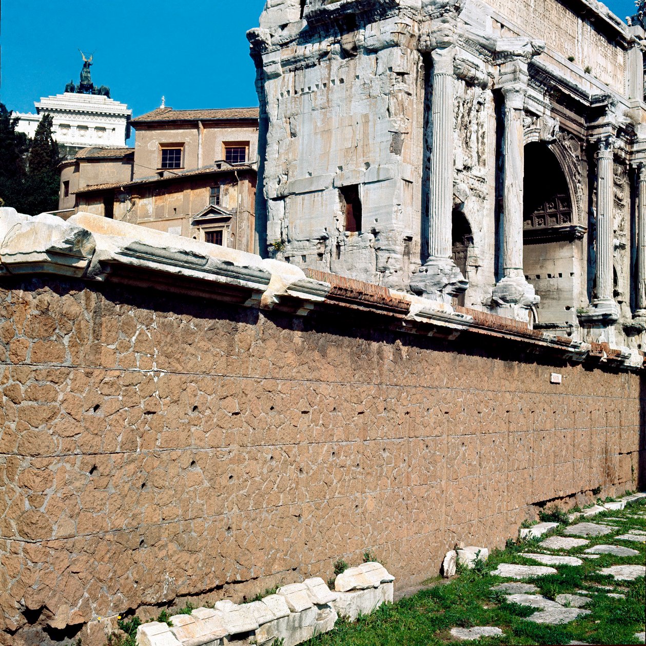 Forum Romanum: utsikt över Rostri (Rostra) (rostra) där mötena hölls. Rom av Roman Roman
