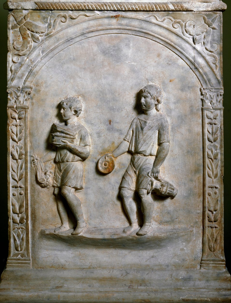 Romersk konst: gravaltare visar två tjänare som bär föremål för offer. Låg lättnad. Rom, Museo Nazionale Romano av Roman Roman