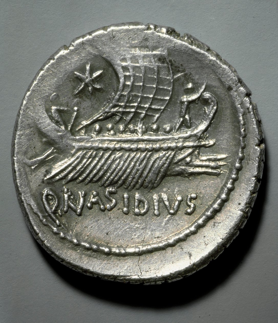 Romersk konst: silvermynt avbildat av en galär utrustad med ett system för att störta fiendens skepp. Paris, B.N. Cabinet des Medailles av Roman Roman