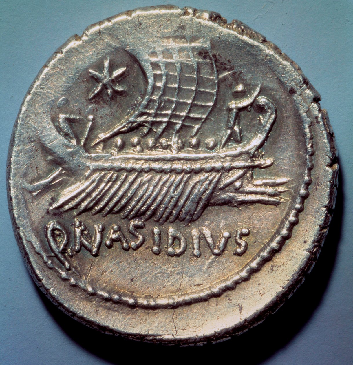 Romersk konst: silvermynt som föreställer en romersk galär. Paris, B.N. av Roman Roman