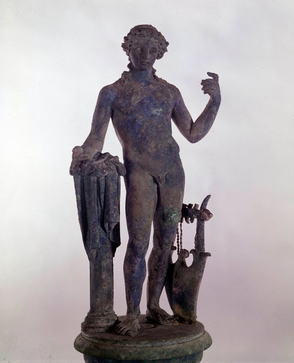 Romersk konst: staty av Apollo i brons. Museum för romerska antikviteter i Rom av Roman Roman