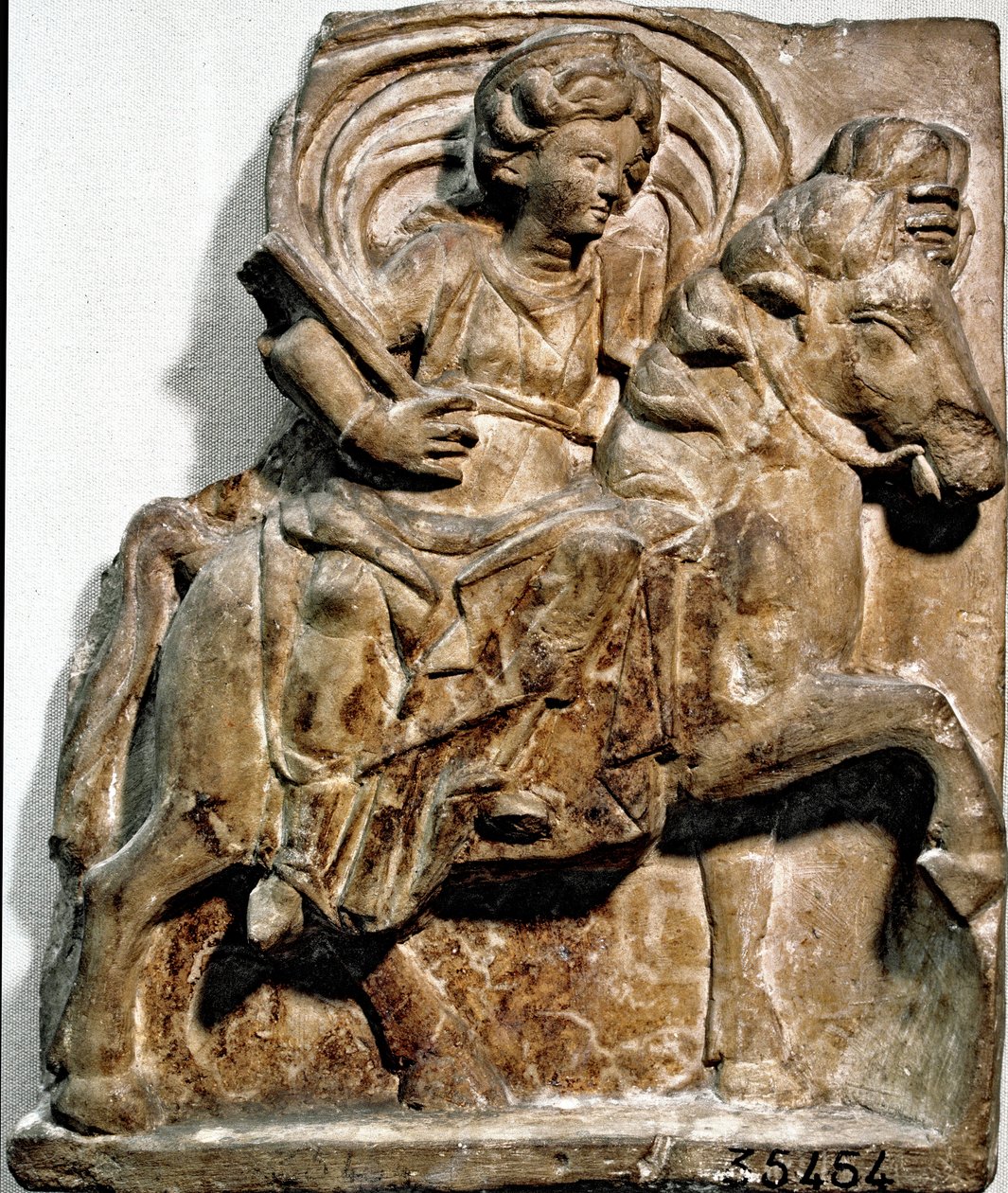 Romersk konst: gudinnan Epona, gudom av galliskt ursprung, beskyddare av ryttare och resenärer. Kalkstensstele hittad i Gannat (Allier), Auvergne. Saint Germain en Laye. Nationalantikvariemuseet, av Roman Roman
